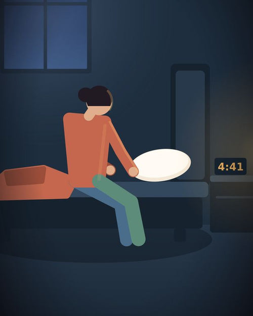 Ilustración: una persona sentada al borde de la cama en un dormitorio a oscuras, con el despertador marcando las 4:41